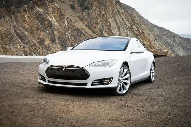 2013-Tesla-Model-S-front-end-view