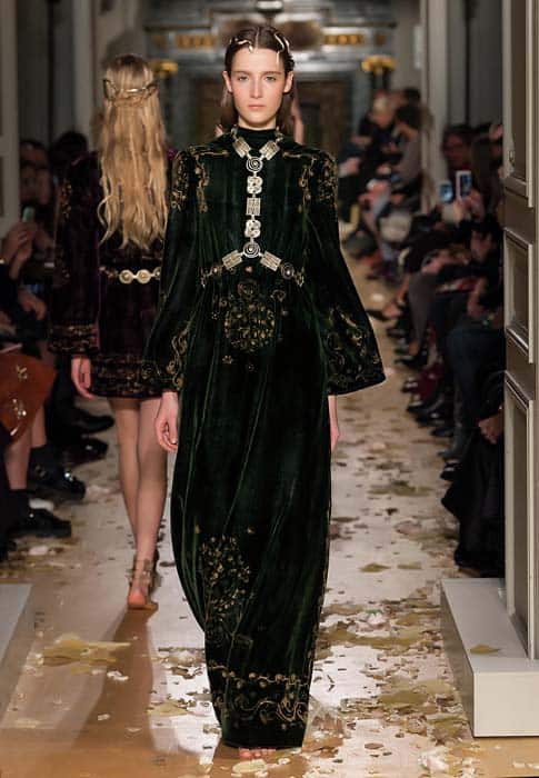 valentino-spring-2016-couture-dress-pfw-ss16-5-black-gold-velvet-gown