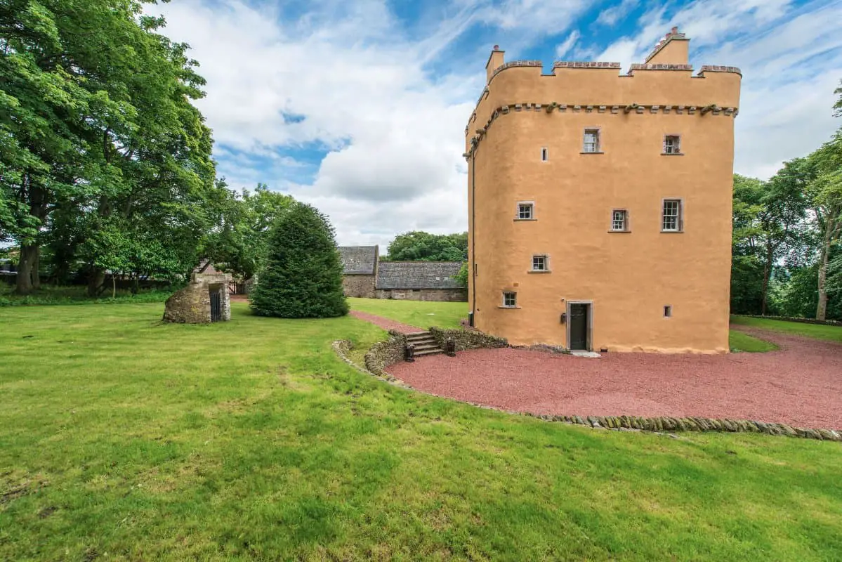 of-brownies-and-barons-a-visit-to-cranshaws-castle-eluxe-magazine