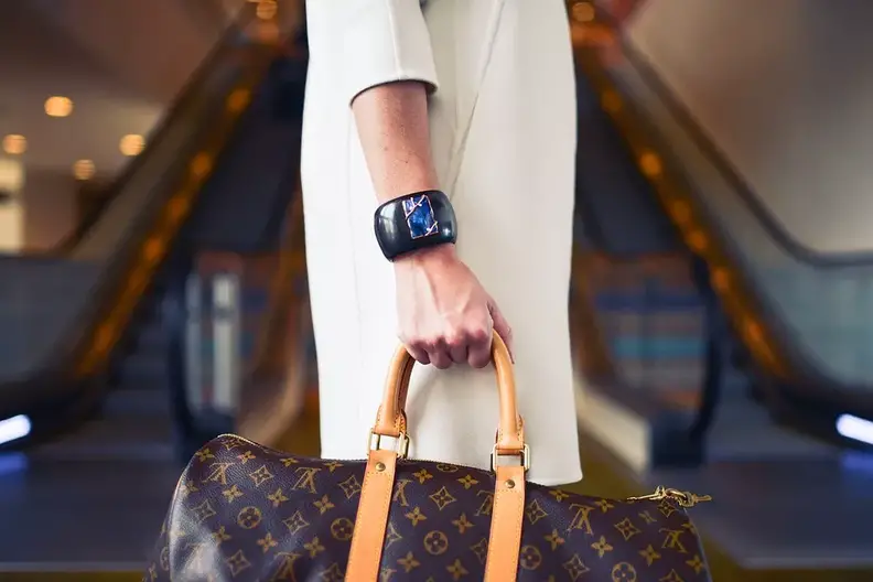 10 Tips To Spot A Fake Louis Vuitton Bag - Eluxe Magazine