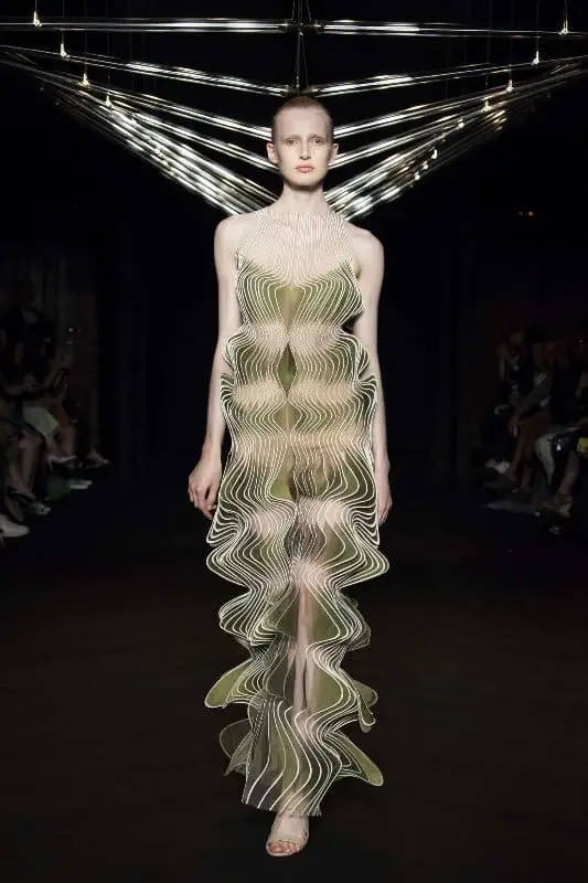 A Fashionable Warning From Iris Van Herpen? - Eluxe Magazine