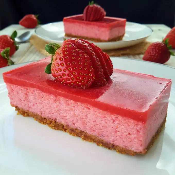 Strawberry Mousse Cake vegan