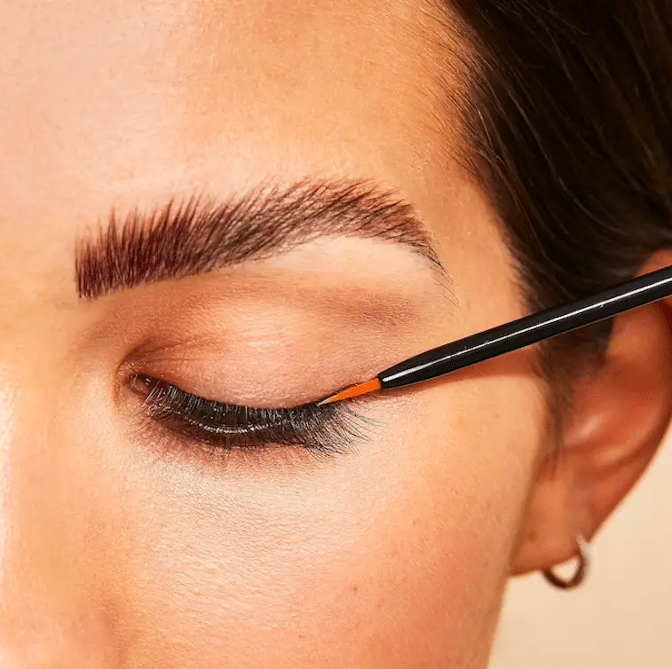 How to Curl Eyelashes: Pro Makeup Artist Tips for Curling Your Lashes