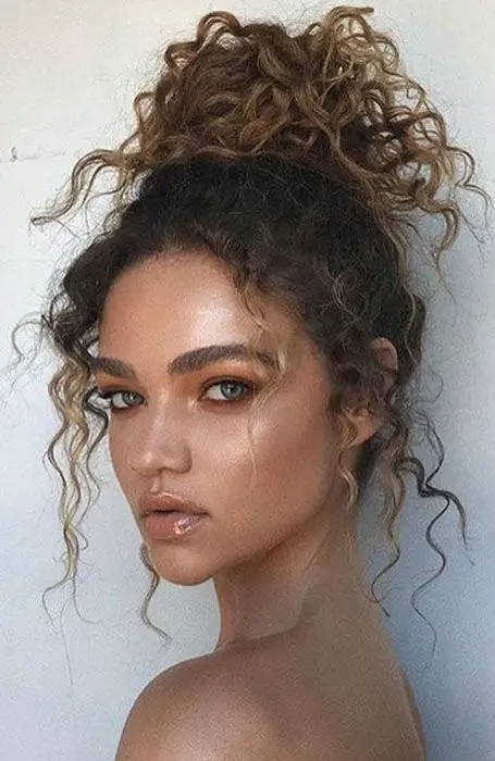 The Most Stunning Curly Hairstyles For 2022 - Eluxe Magazine