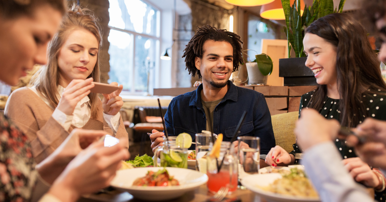 7 ways to eat consciously while travelling without being the person at the table making everyone uncomfortable